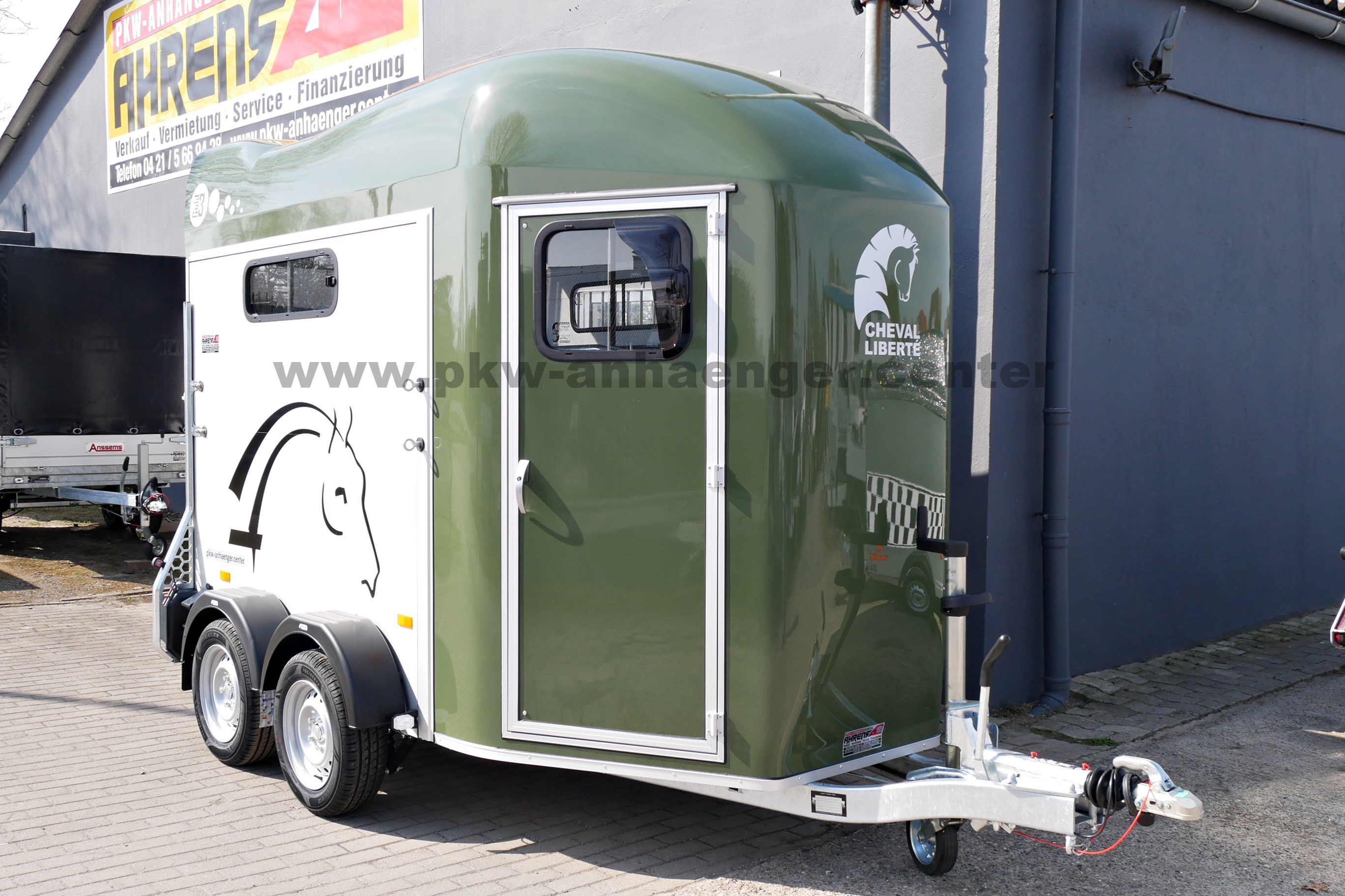 Vorführfahrzeug Cheval Liberte GOLD3-PREMIUM 2er Pferdeanhänger Sattelkammer grün