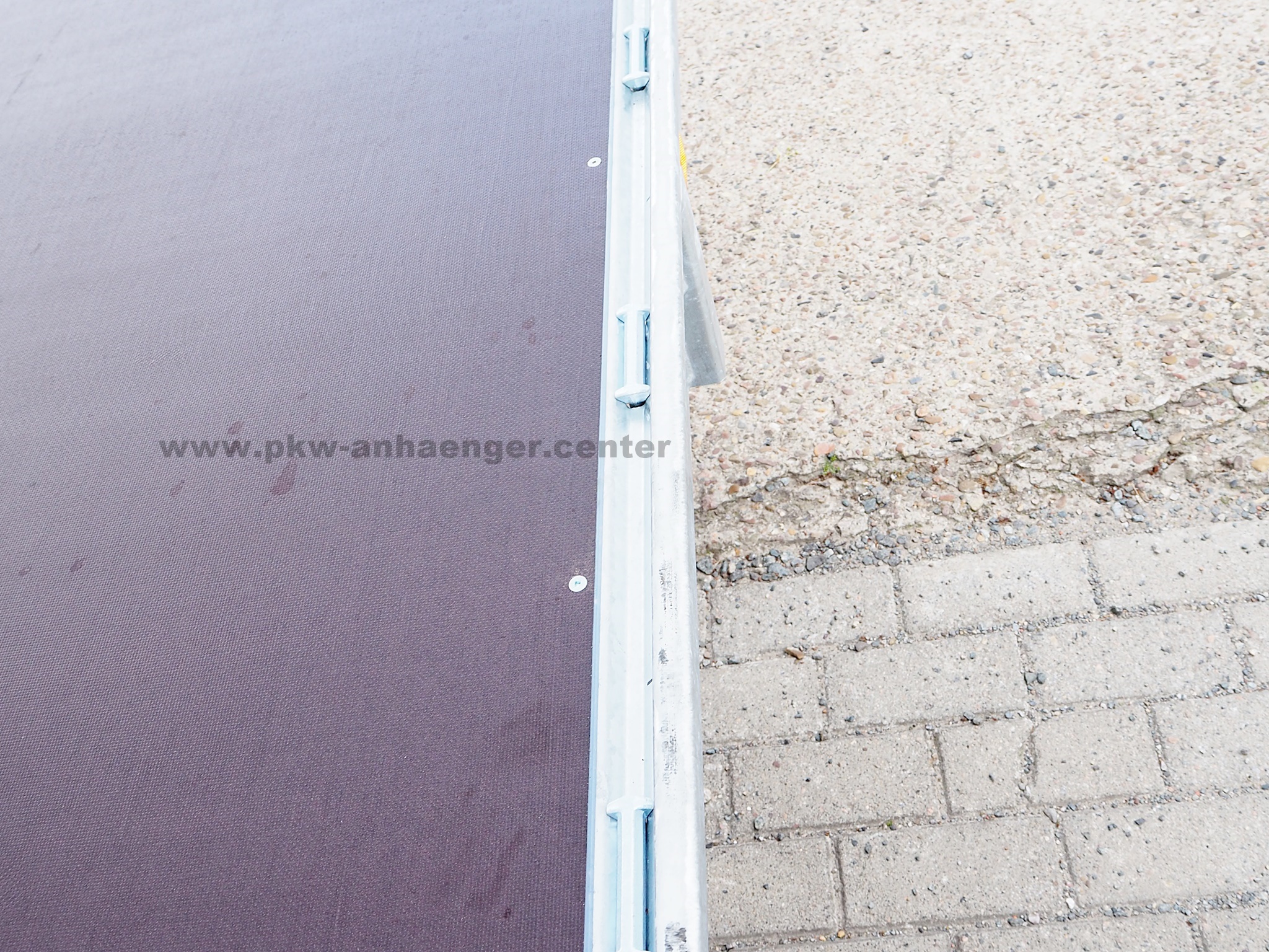 Hapert INDIGO HF2 2700kg 405x200cm Autotrailer abgeschrägtes Heck Hochlader