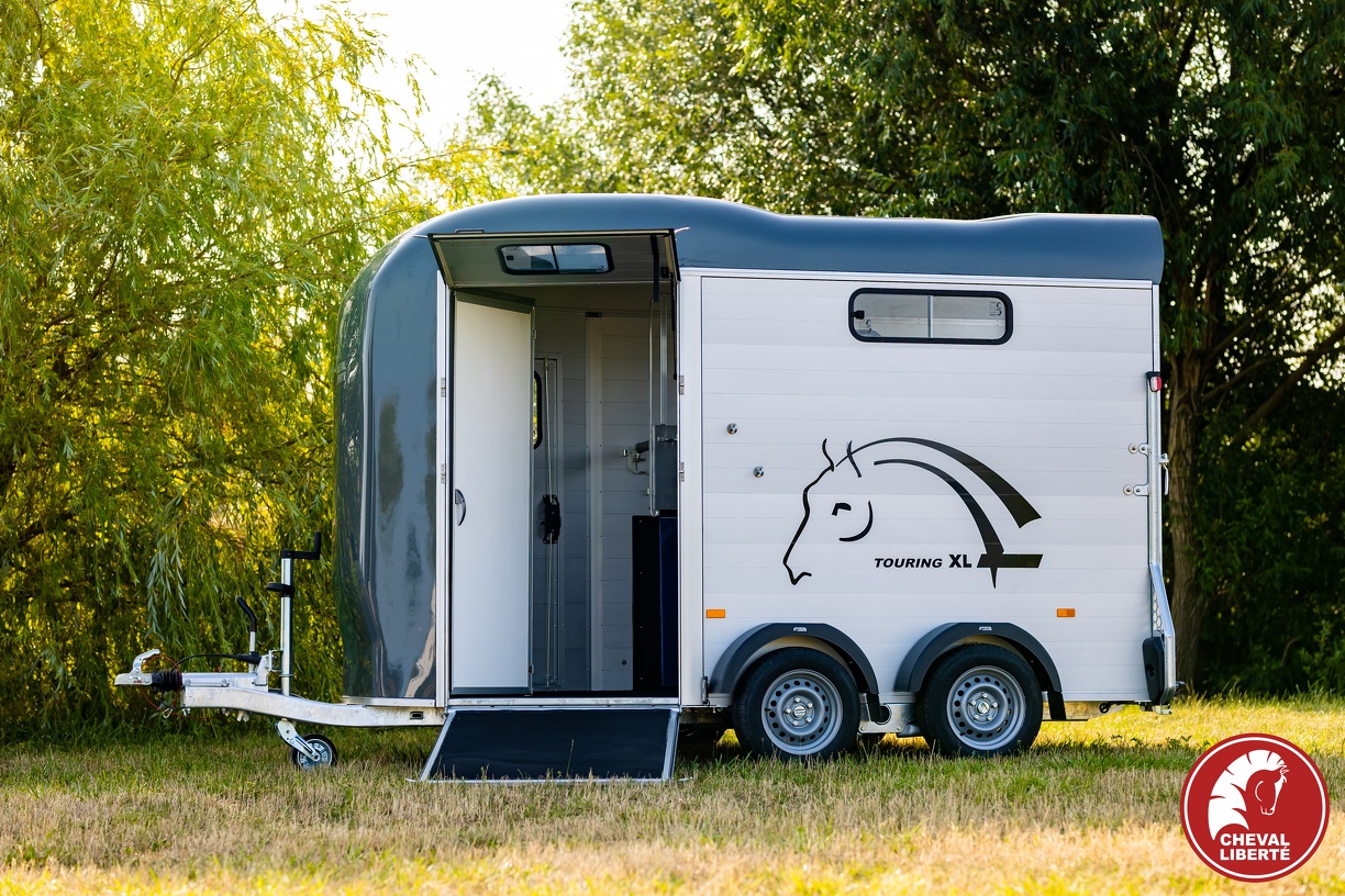 Cheval Liberte TOURING-XL 2er Pferdeanhänger Sattelkammer Frontausstieg