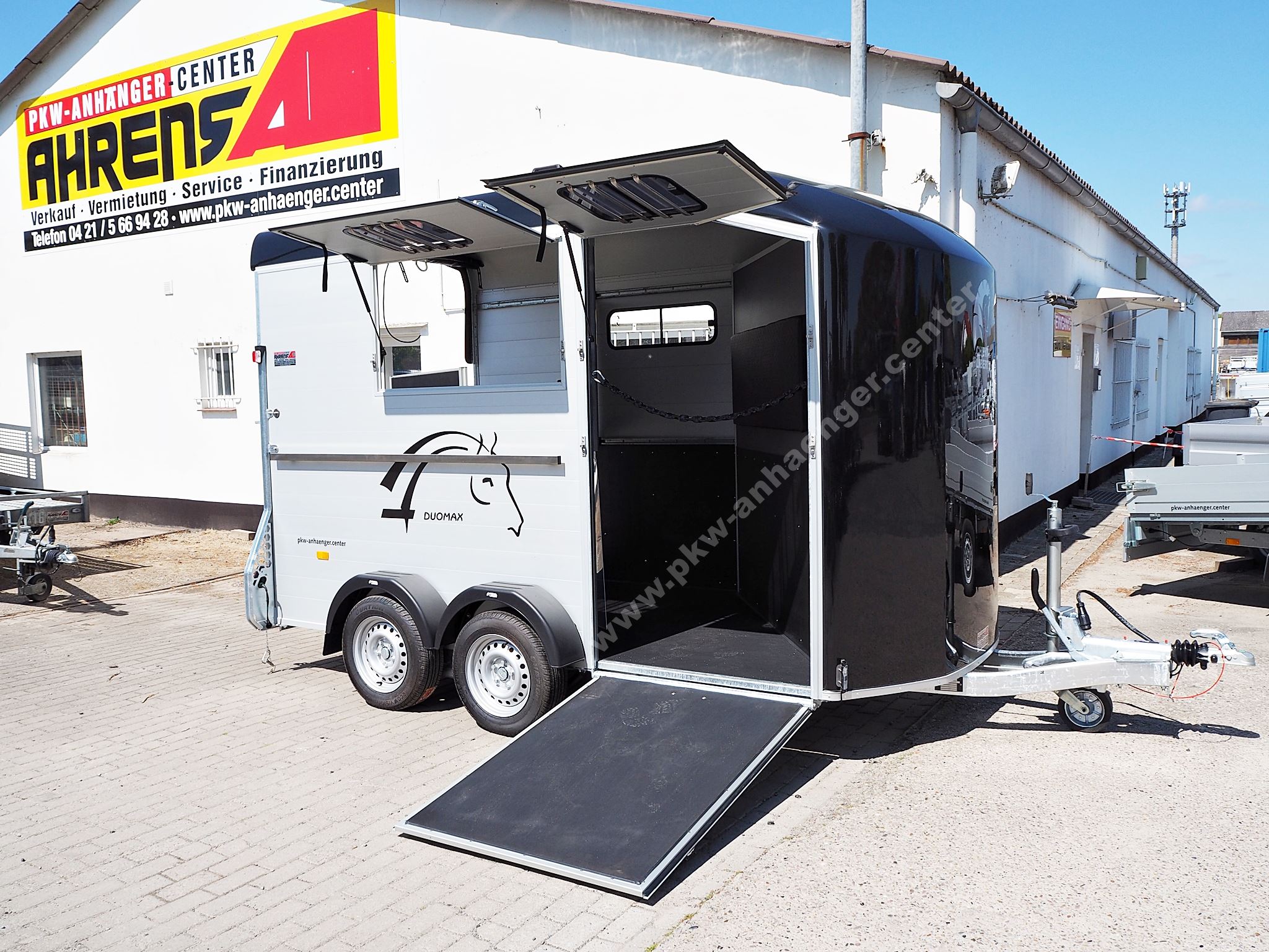 a-CH-Duomax-schwarz-6 Cheval Liberte DUOMAX 2er Pferdeanhänger mit Schrägstellung Frontausstieg Sattelkammer