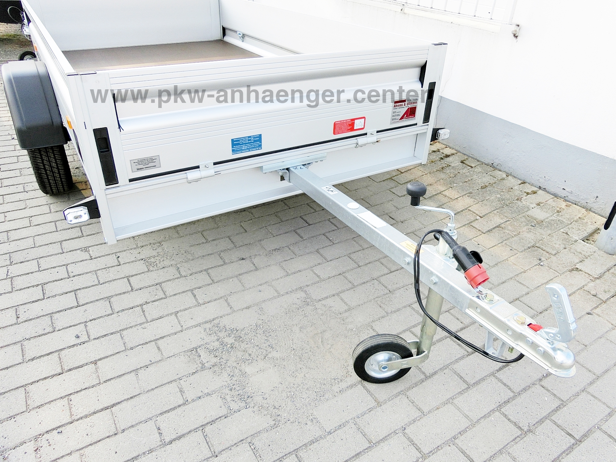 a-UN-750-250x140-100kmh-Klappe-vorne-2-w