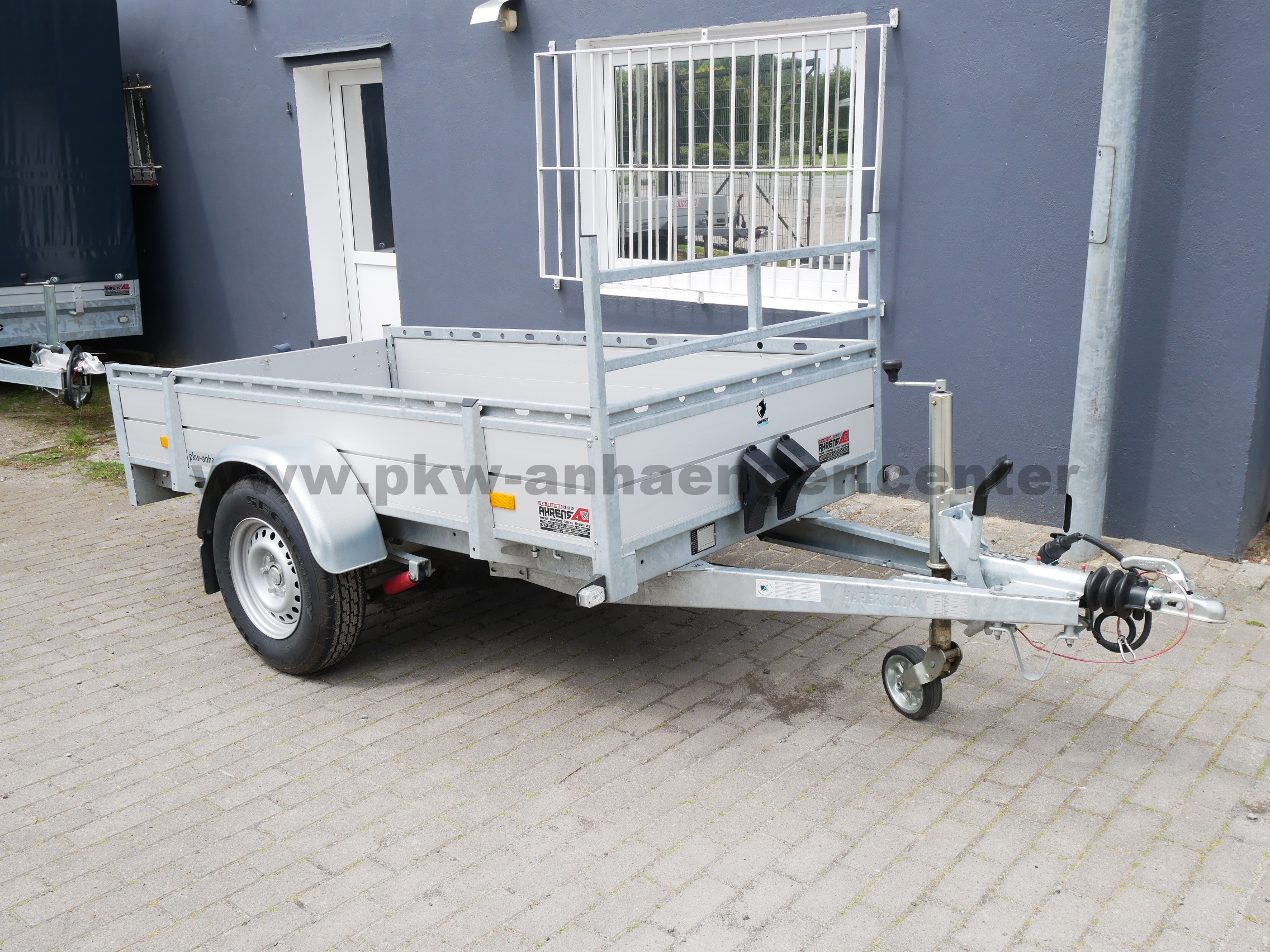 aGEB-Nr3-1 GEBRAUCHTER HAPERT AZURE L1 1350kg Alu 250x130cm Kastenanhänger 100km/h