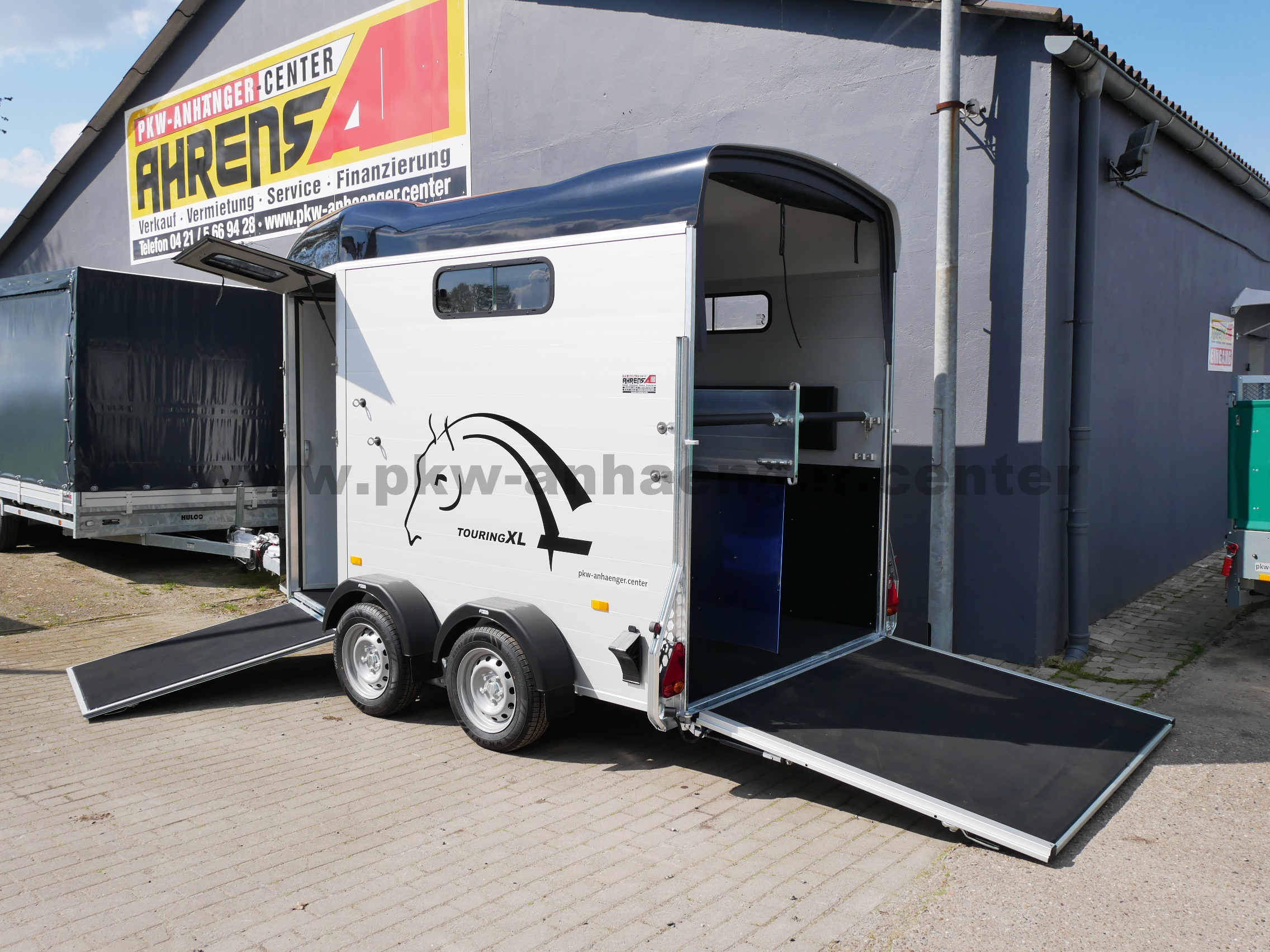 aCH-TouringXL-SK-schwarz-7 Cheval Liberte TOURING-XL 2er Pferdeanhänger Sattelkammer Frontausstieg