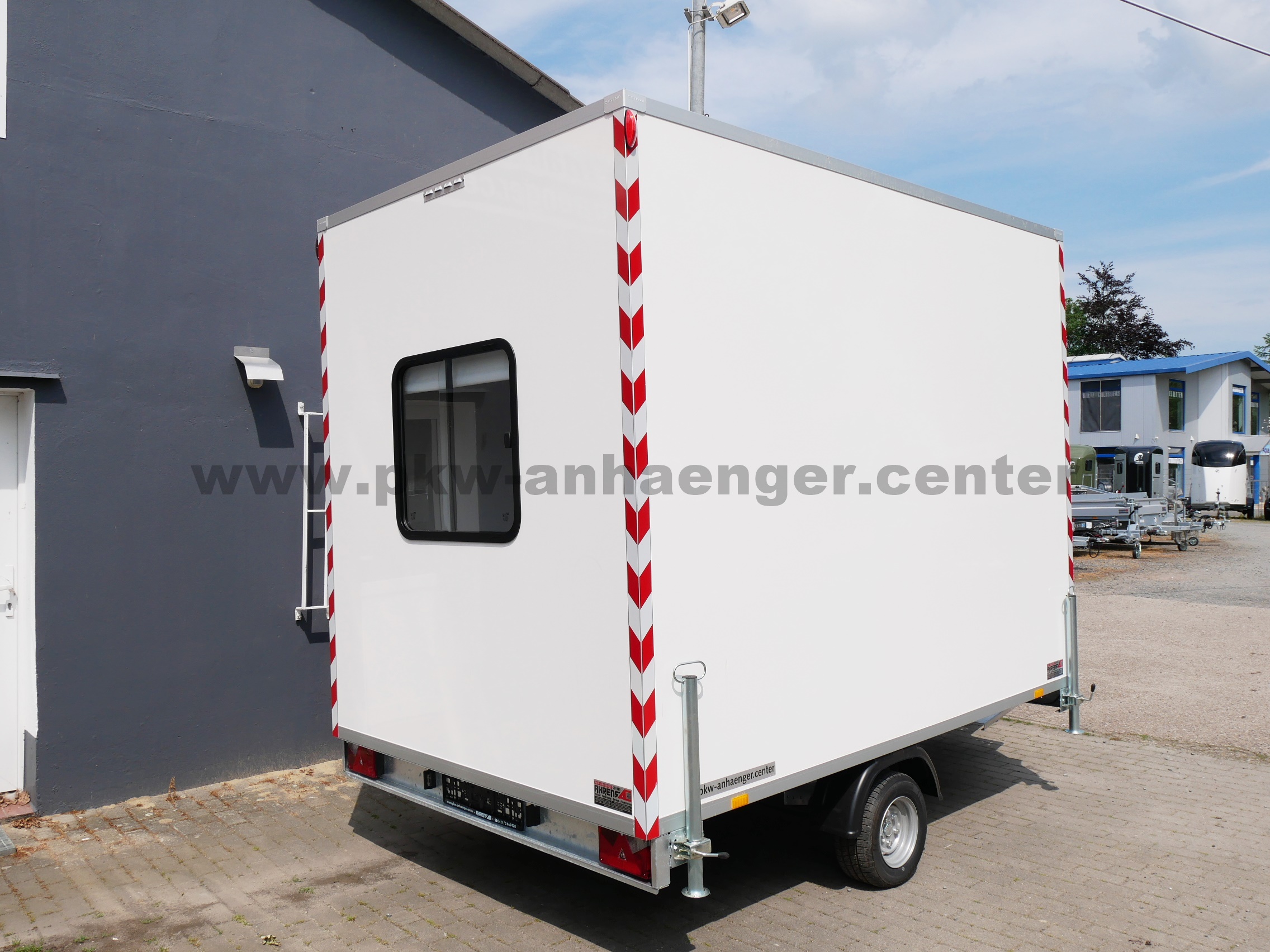 Bauwagen Stema P-BOX 1300kg 307x201x230cm Sitzbänke, Tisch, Elektroverteilung