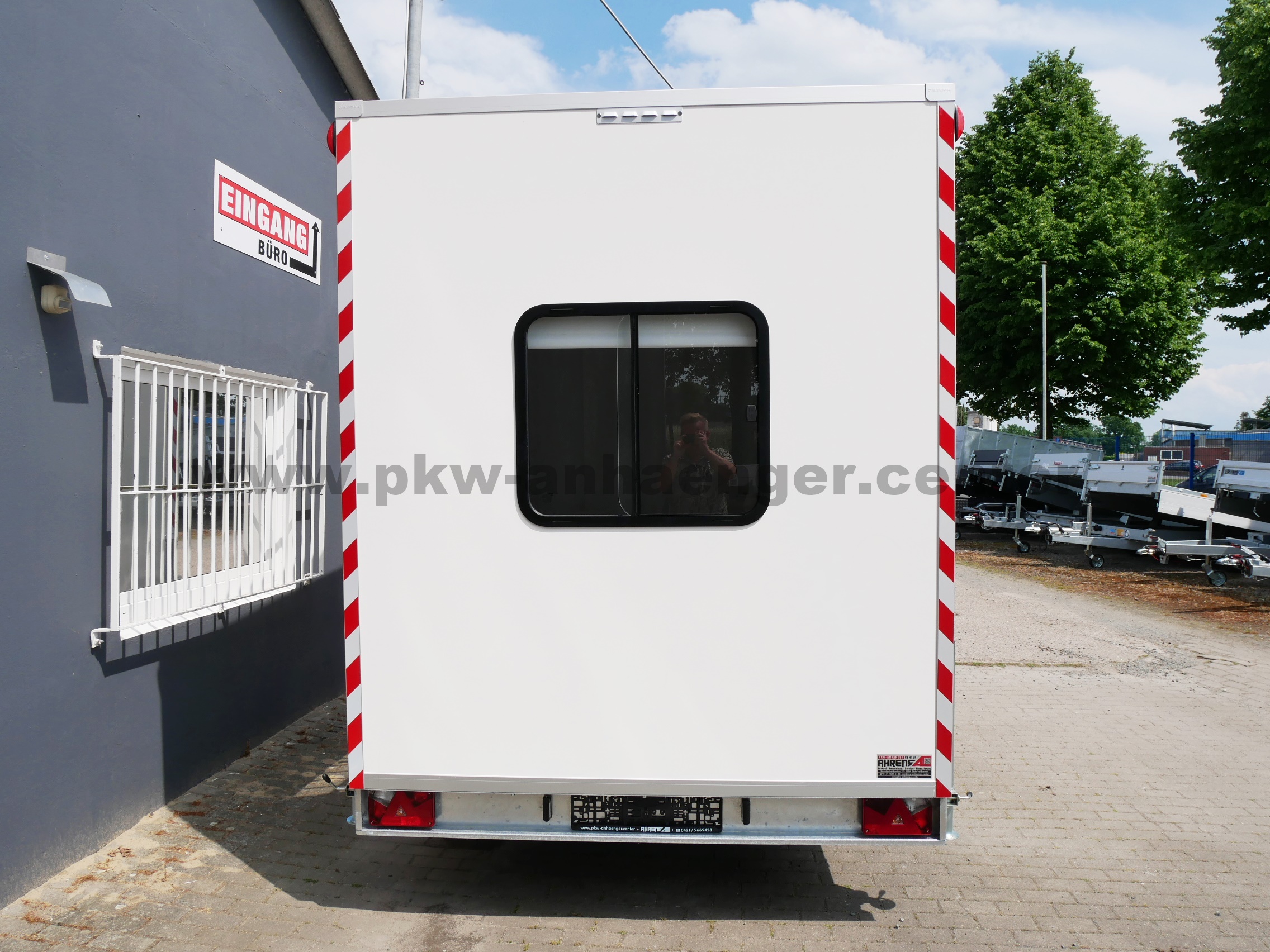 Bauwagen Stema P-BOX 1300kg 307x201x230cm Sitzbänke, Tisch, Elektroverteilung