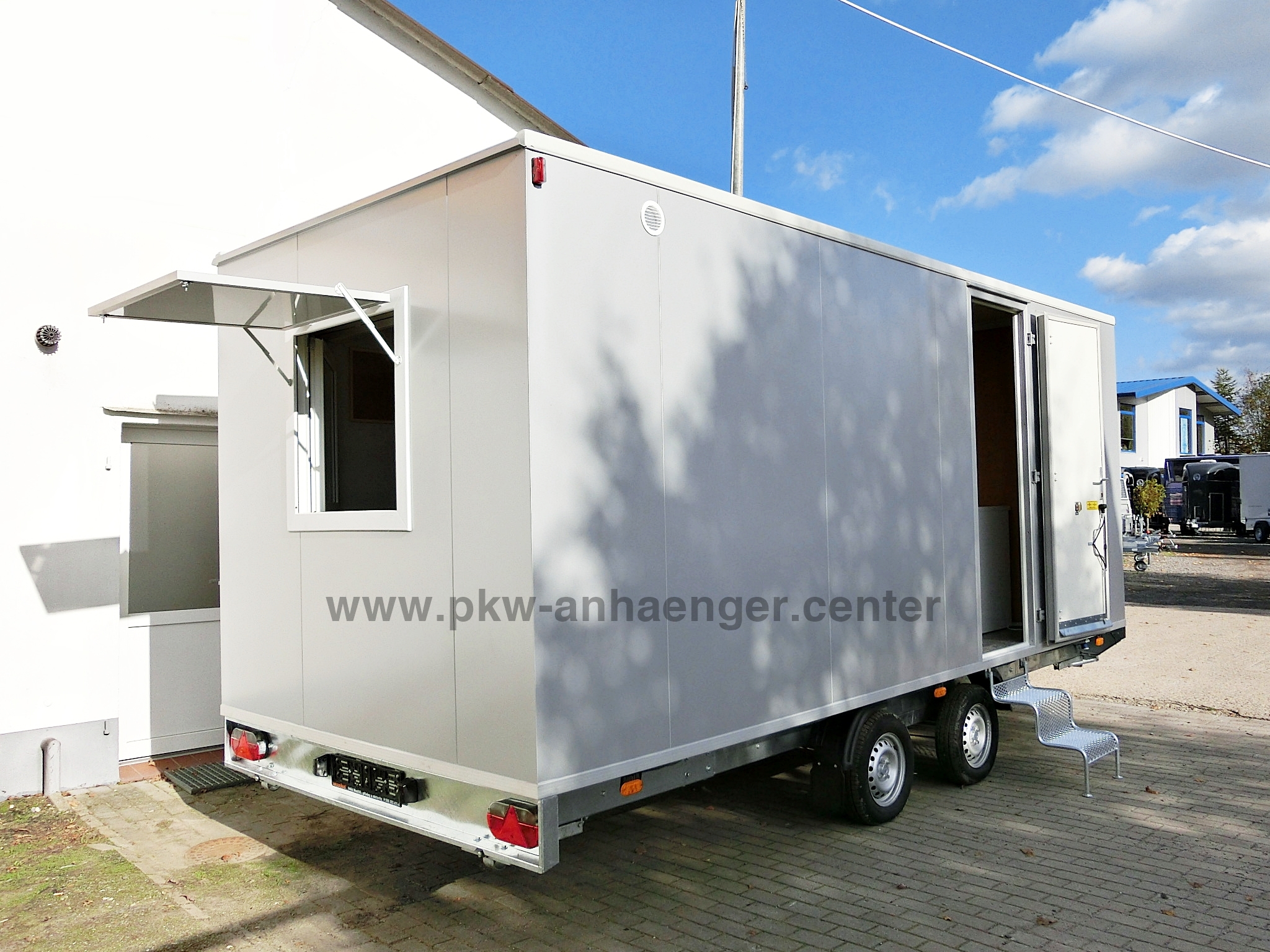 a-VE-2000-549x229x212-Mobi-5611-21-w Bauwagen mit eingebauter Toilette und Lager für 12 Personen