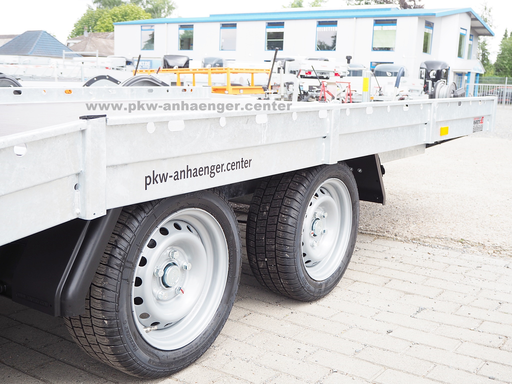 Hapert INDIGO HF2 2700kg 405x200cm Autotrailer abgeschrägtes Heck Hochlader