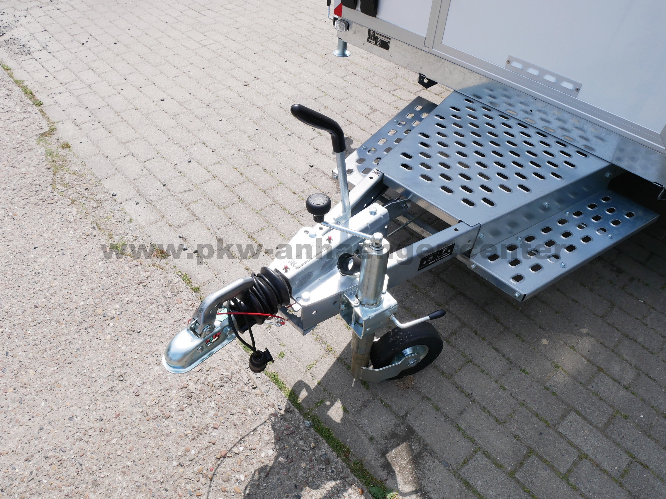 Bauwagen Stema P-BOX 1300kg 307x201x230cm Sitzbänke, Tisch, Elektroverteilung