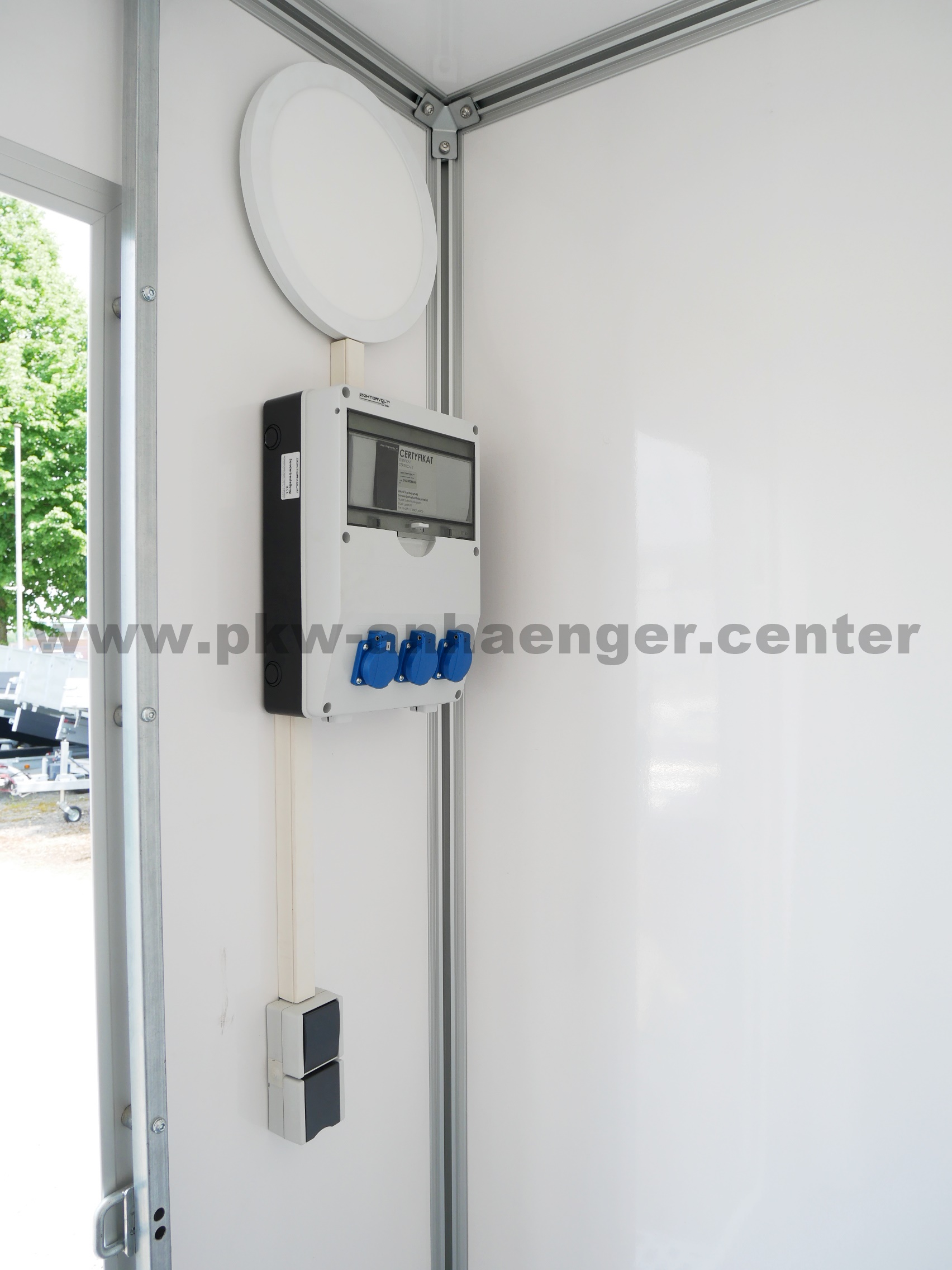 Bauwagen Stema P-BOX 1300kg 307x201x230cm Sitzbänke, Tisch, Elektroverteilung