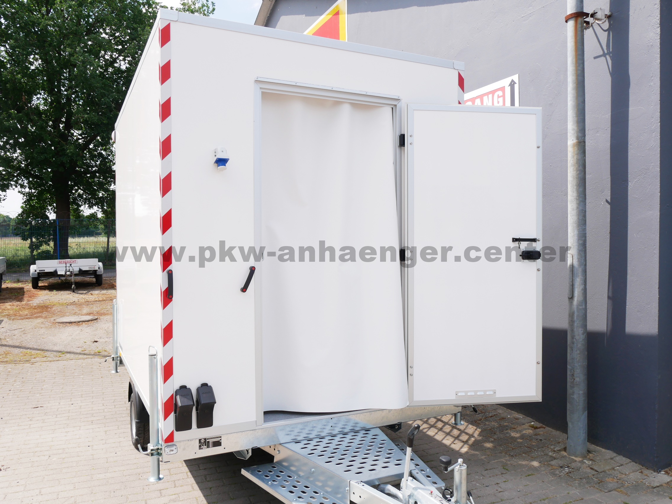 Bauwagen Stema P-BOX 1300kg 307x201x230cm Sitzbänke, Tisch, Elektroverteilung