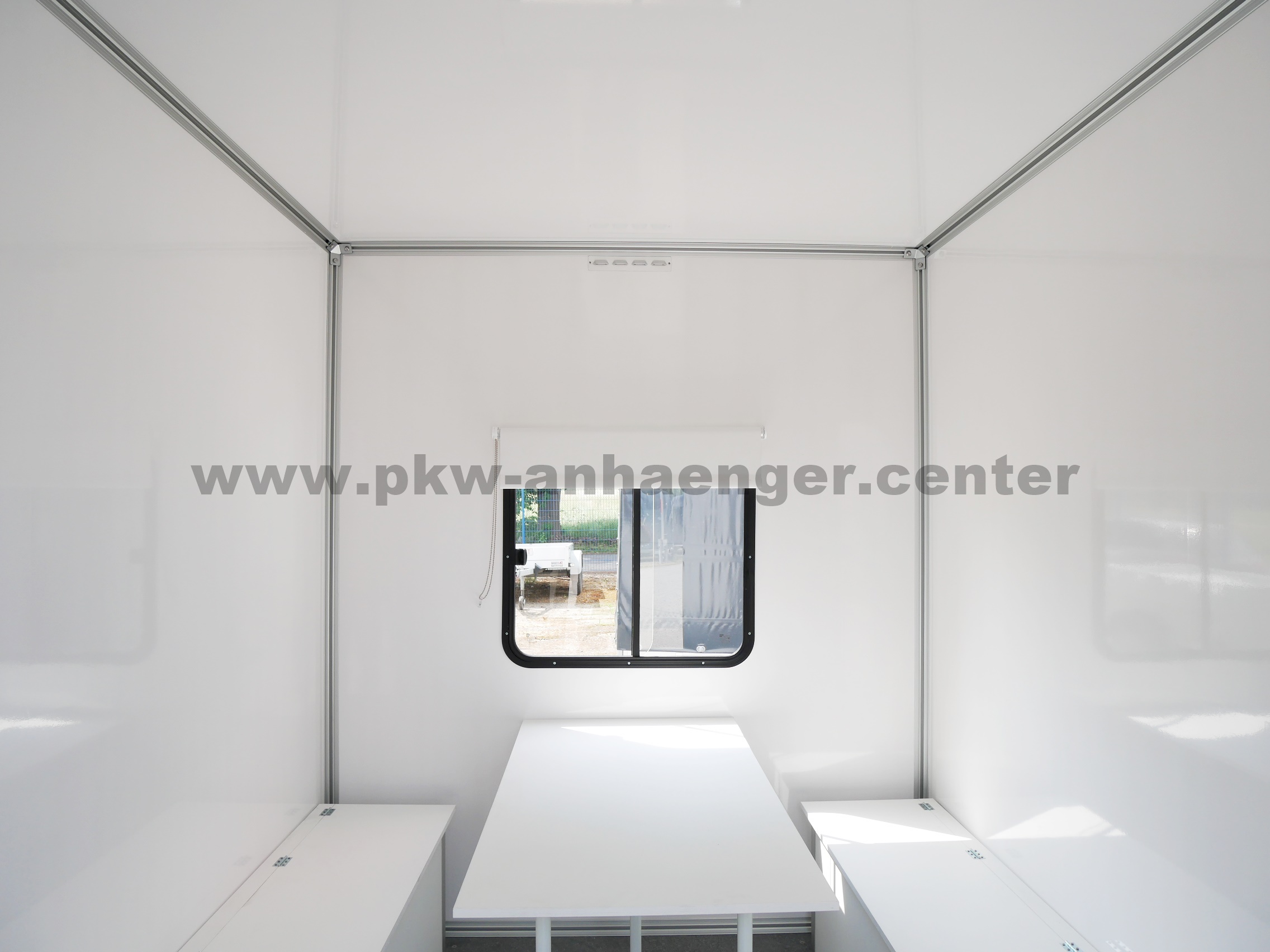 Bauwagen Stema P-BOX 1300kg 307x201x230cm Sitzbänke, Tisch, Elektroverteilung