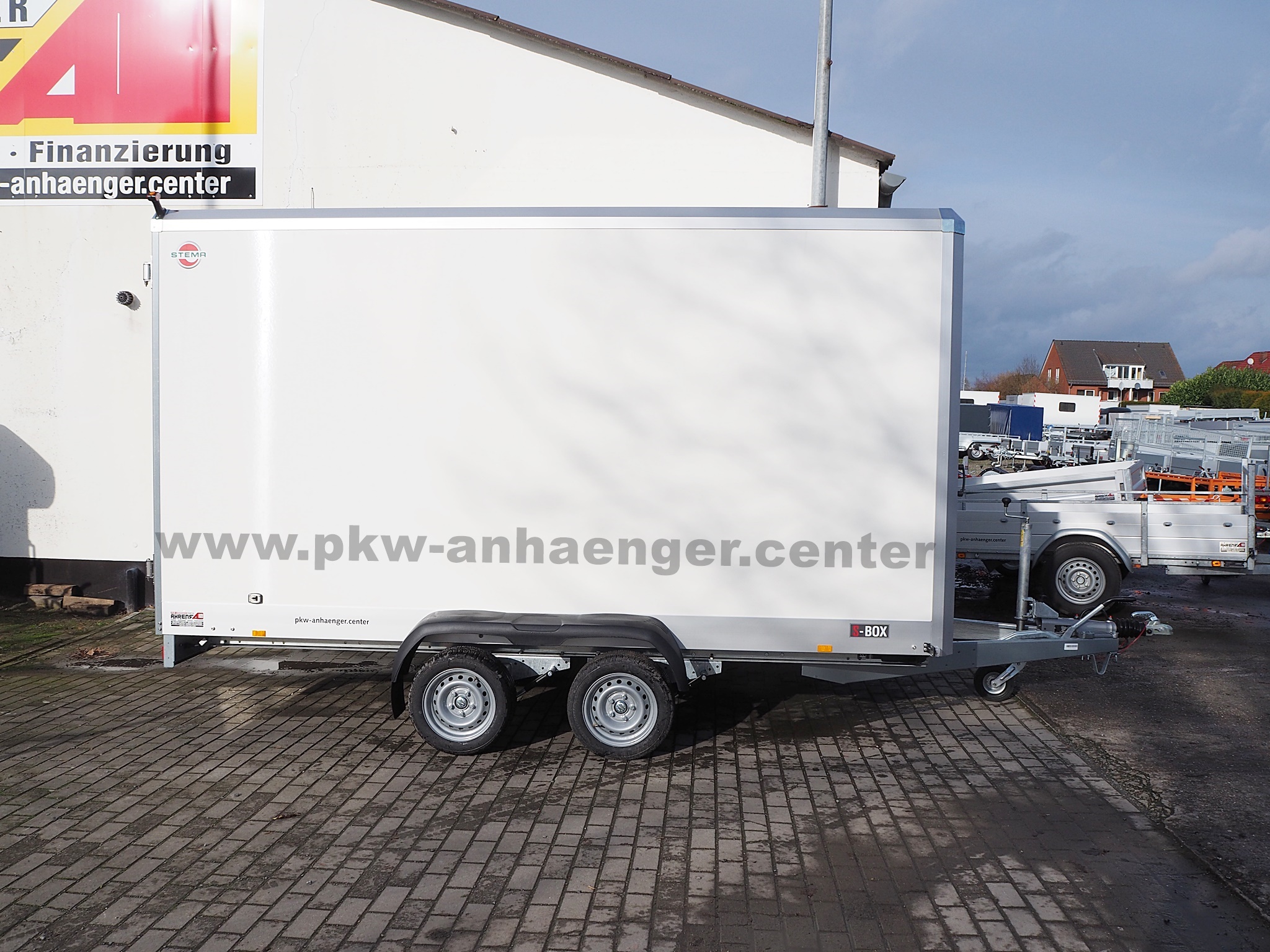 STEMA S-BOX 3500kg 400x199x209cm 100km/h Sandwich-Kofferanhänger