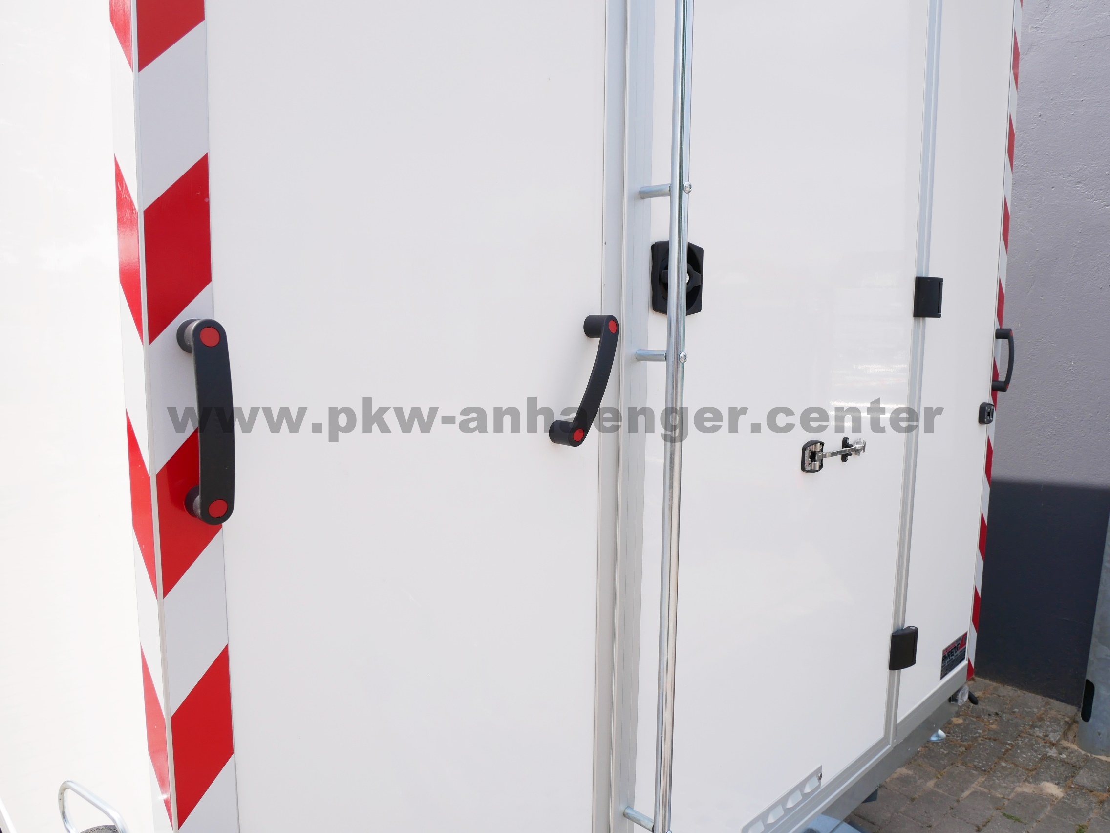 Bauwagen Stema P-BOX 1300kg 307x201x230cm Sitzbänke, Tisch, Elektroverteilung