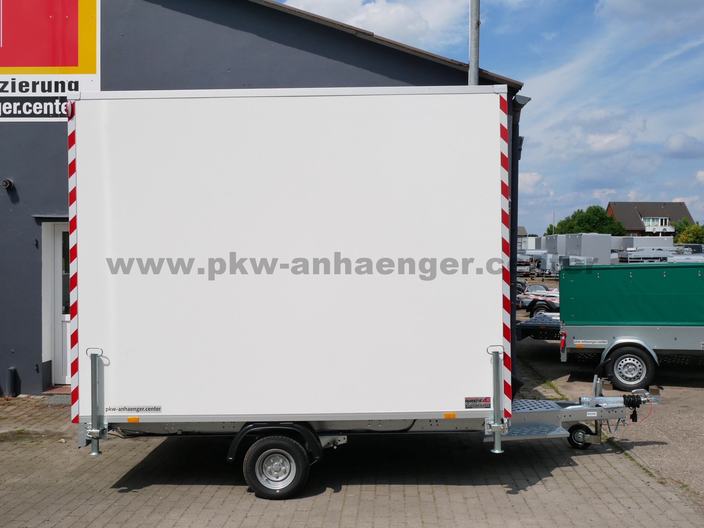 Bauwagen Stema P-BOX 1300kg 307x201x230cm Sitzbänke, Tisch, Elektroverteilung