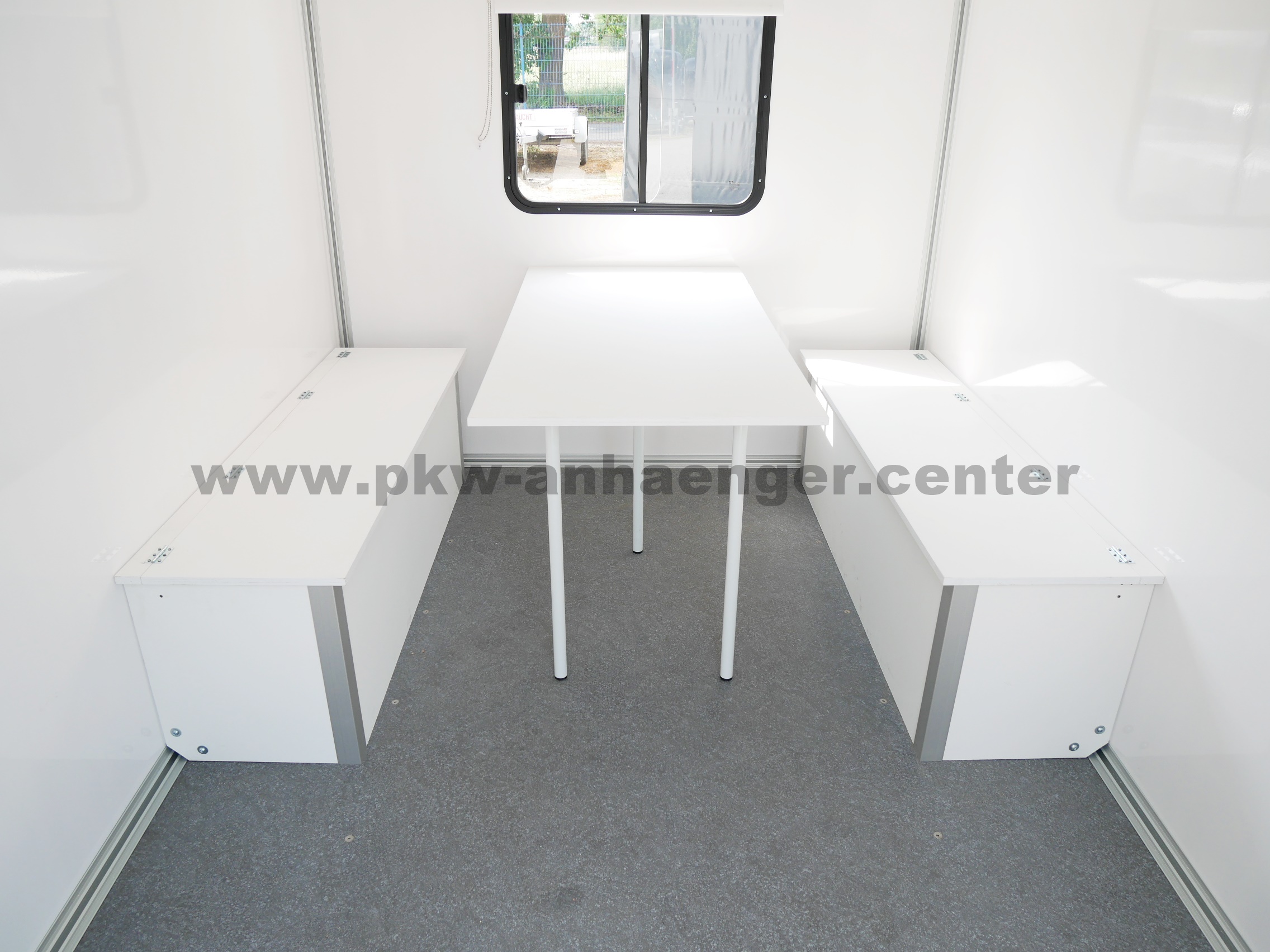 Bauwagen Stema P-BOX 1300kg 307x201x230cm Sitzbänke, Tisch, Elektroverteilung