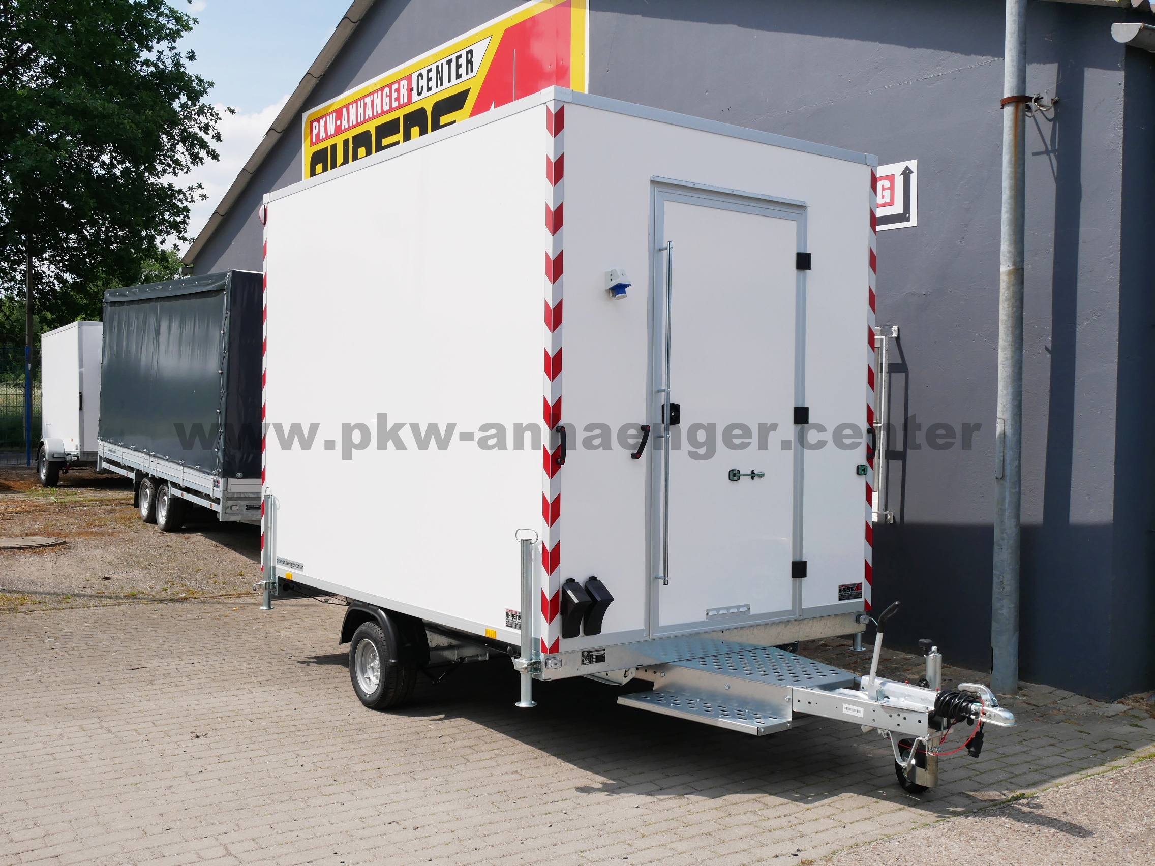 aST-1300-307x201x230-Bauwagen-Paket-1 Bauwagen Stema P-BOX 1300kg 307x201x230cm Sitzbänke, Tisch, Elektroverteilung