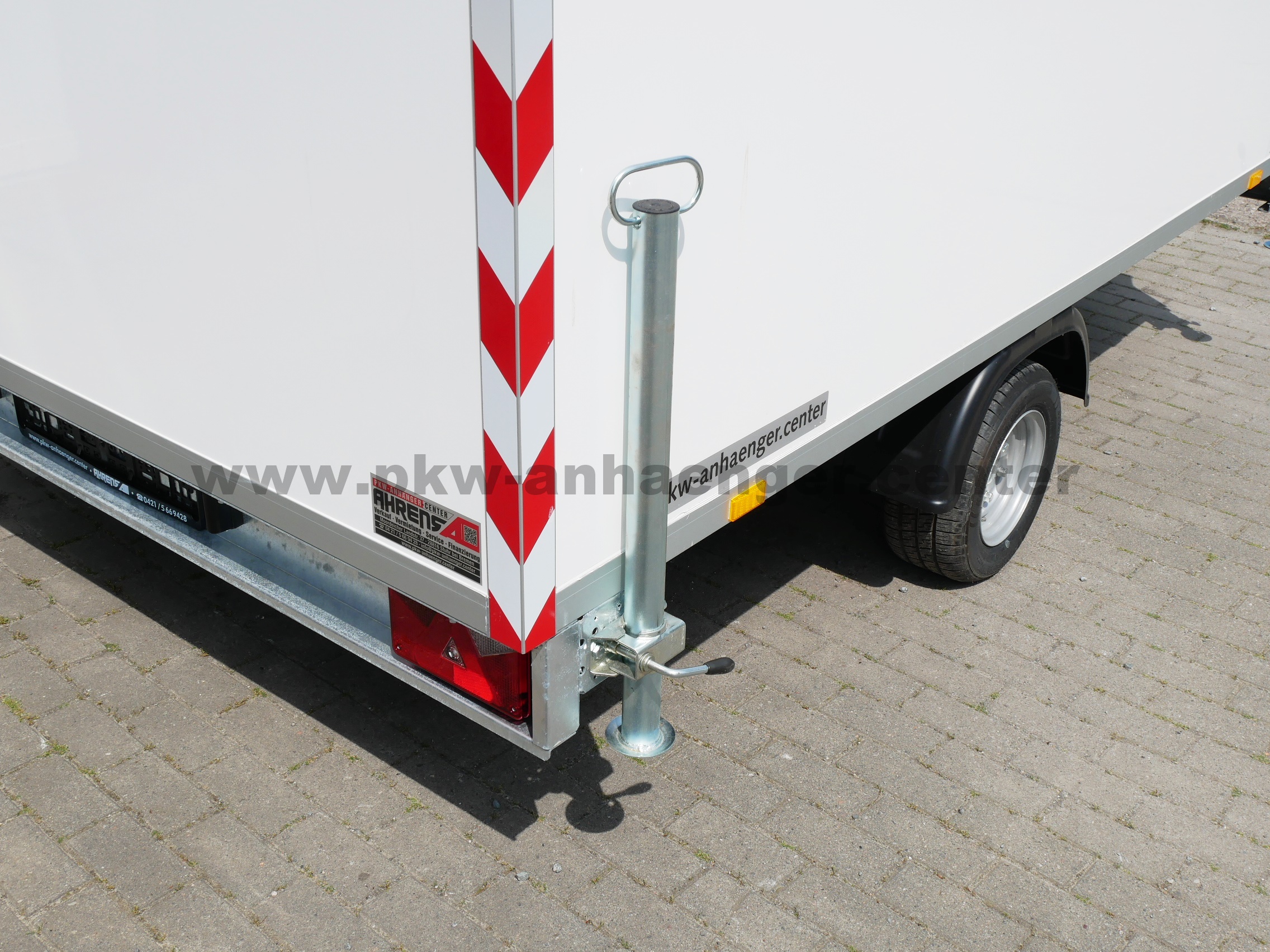 Bauwagen Stema P-BOX 1300kg 307x201x230cm Sitzbänke, Tisch, Elektroverteilung