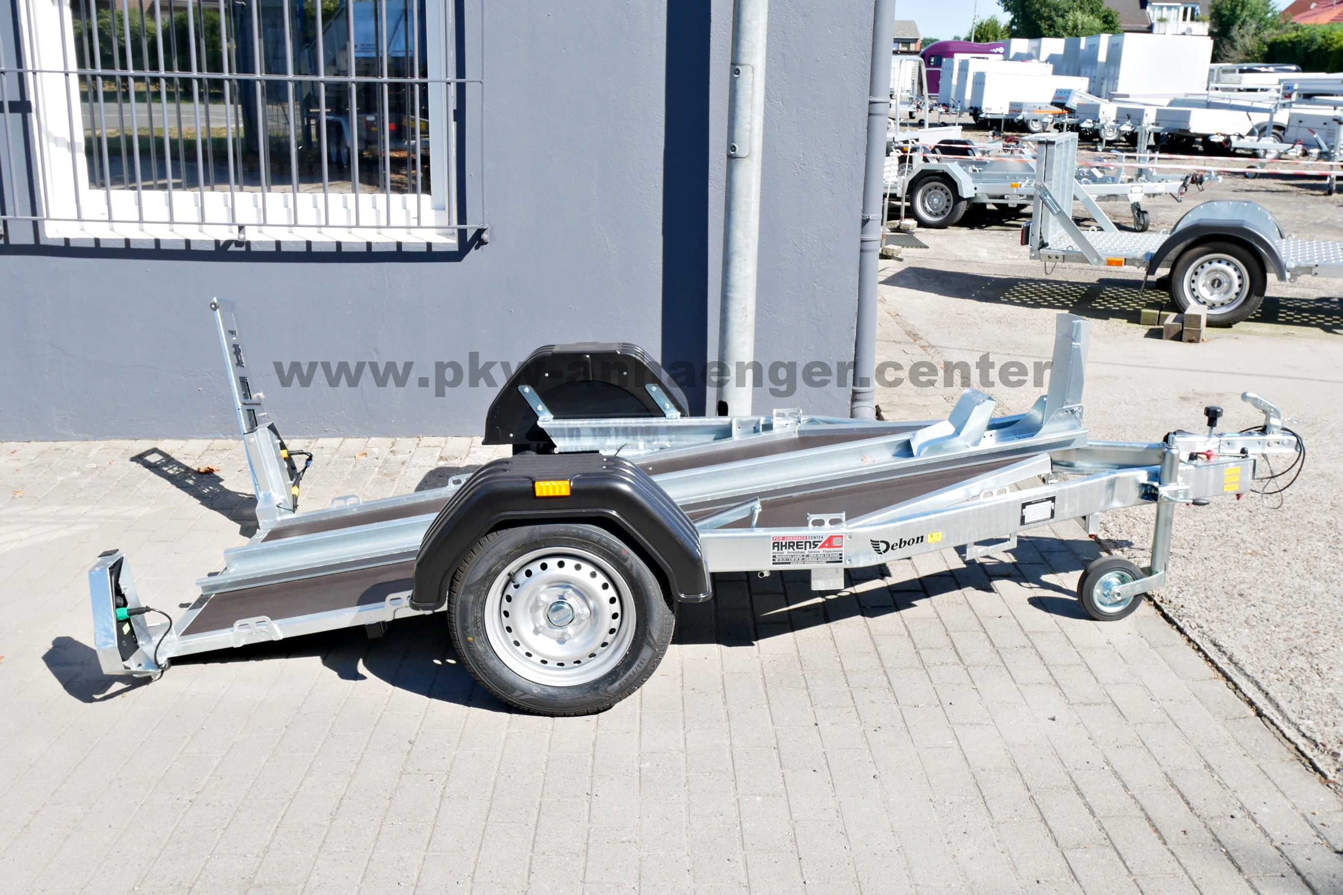 DEBON ROADSTER MOTO1-V3 750kg 260x94cm 1er Motorradtrailer Plattform absenkbare Standschiene